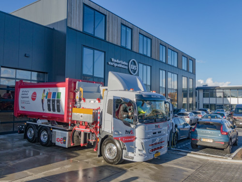 Elektrische wagen rijdt fabriek uit