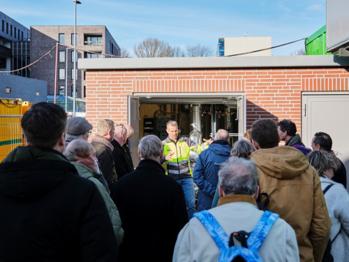 Klaas de Wit, projectleider HVC geeft uitleg bij een warmteoverdrachtstation