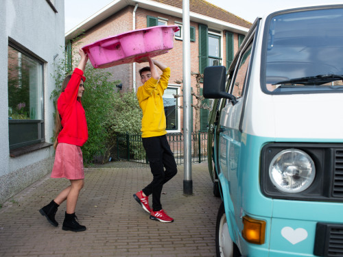 pubers tillen een zandbak in een auto