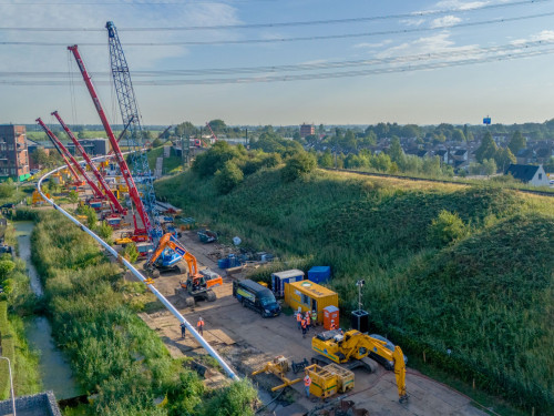 veel kranen die warmtebuis vervoeren