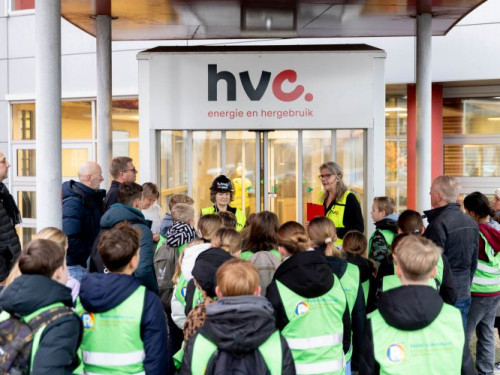 groep kinderen voor ingang HVC Alkmaar