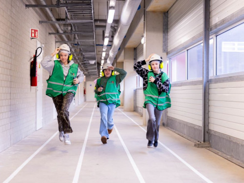 drie kinderen rennen hard