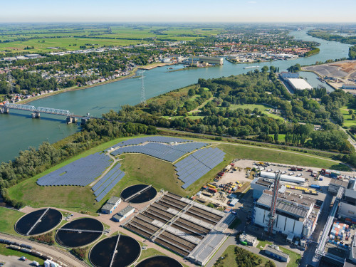 luhtfoto van HVC Dordrecht met daarop waterzuivering en zonnepark