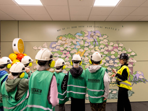 kinderen staan voor wand met wat ga jij doen een schone wereld