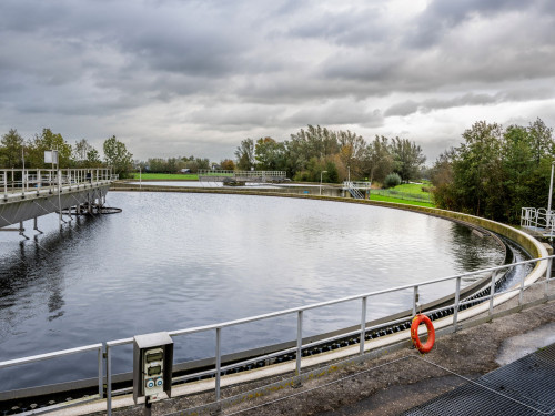 beeld van een waterzuivering, de waterbak