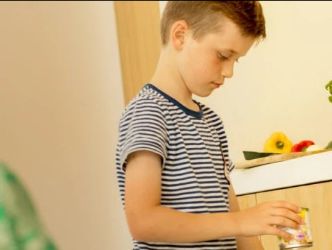 Foto van jongen die twijfelt in welke bak het blikje hoort