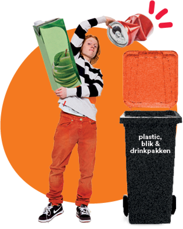 Jongen die plastic afval scheidt