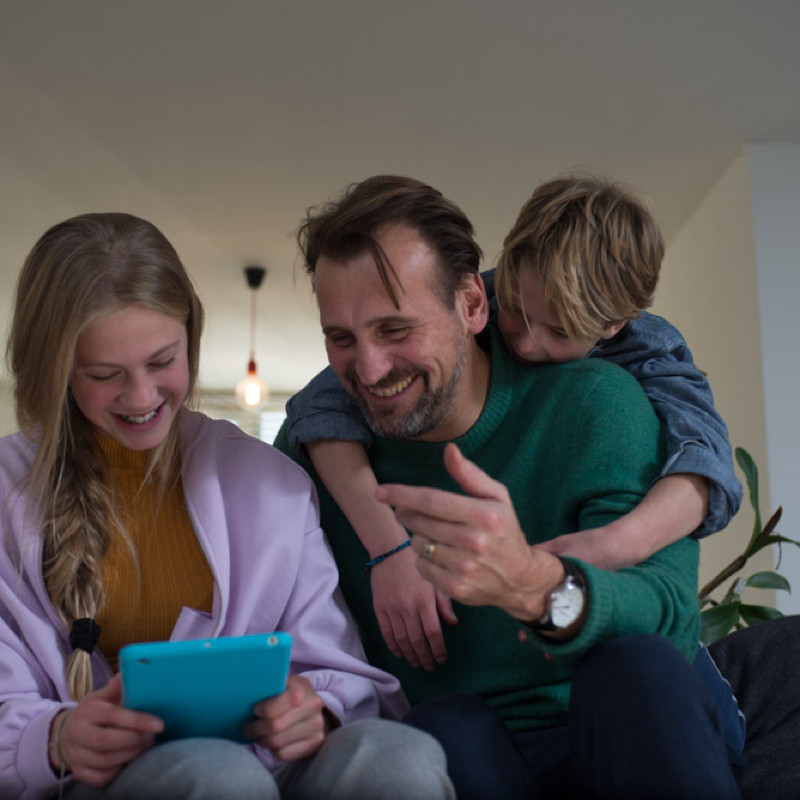 Lachende vader met zoon en dochter